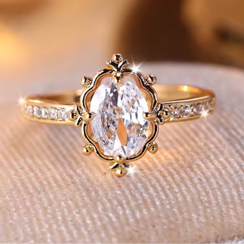 Elegant Gold Toned and Silver Women's Ring Size 7 (R62)